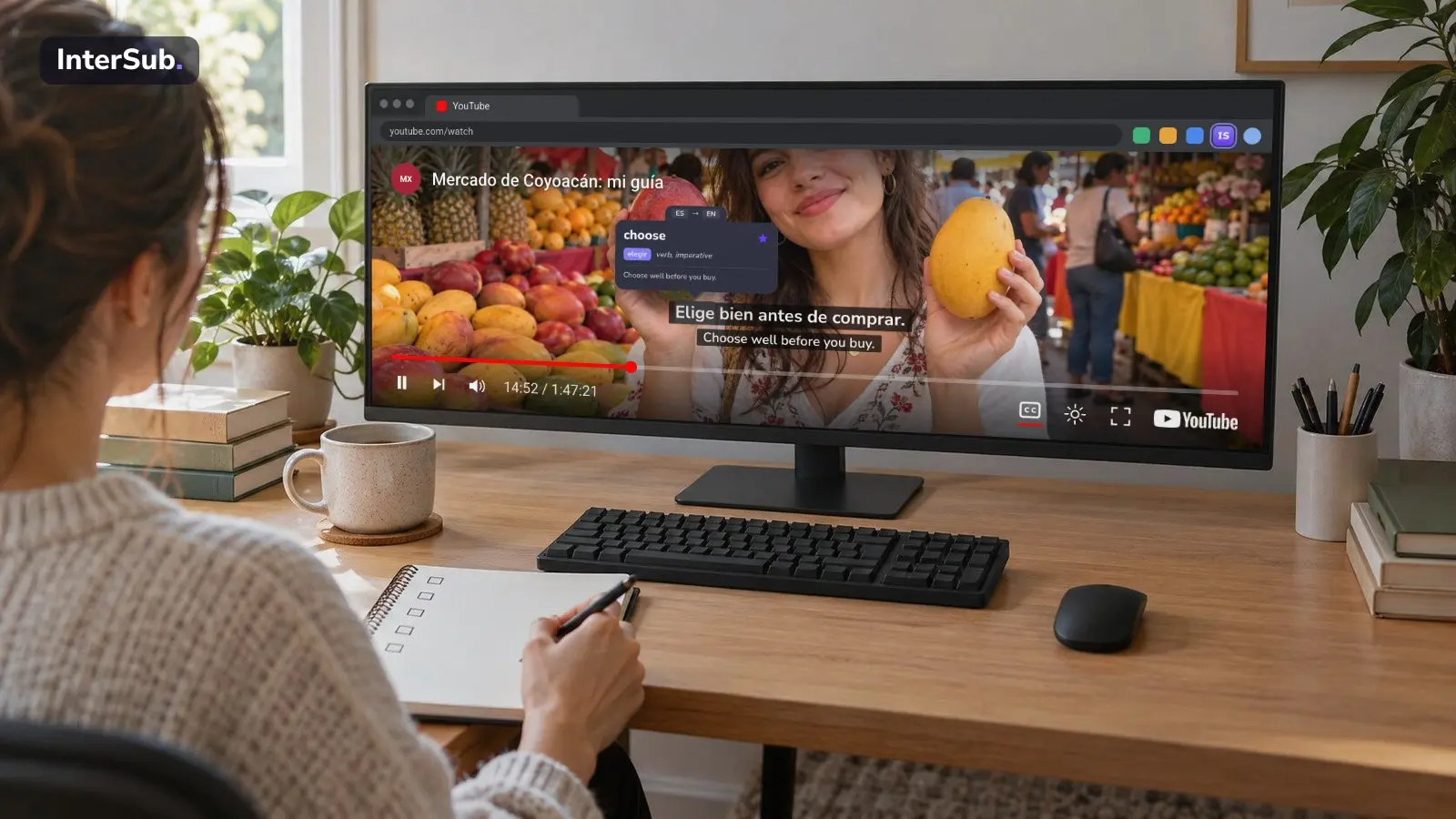 A YouTube travel vlog from a Mexico City market plays in the browser on a wide monitor, with Spanish and English subtitles; the InterSub dictionary shows “Elige: choose”